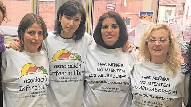 Las tres detenidas son Ana María Bayo (izquierda), Patricia González, (a su lado) y María Sevilla, a la derecha de la foto
