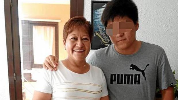 Gloria Francisca, de 53 años, fue asesinada por su hijo, con el que aparece en la fotografía