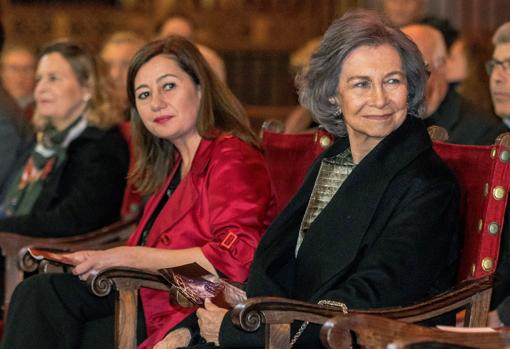 La Reina Sofía junto a la presidenta de Baleares, Francina Armengol