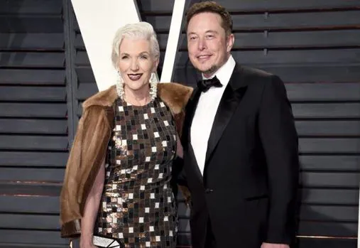 Elon Musk junto a su madre en una fiesta tras la entrega de los Premios Oscar