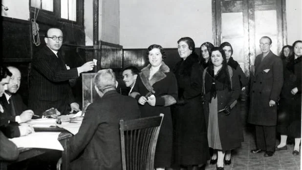 Las socialistas que se opusieron al voto femenino en 1933: «La mujer es histerismo» Voto-mujeres-1933-kRLG--620x349@abc