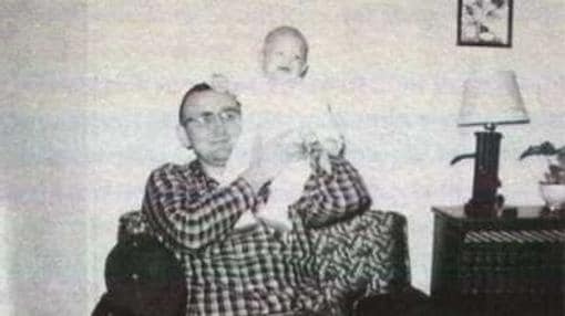 Dahmer, en los brazos de su padre