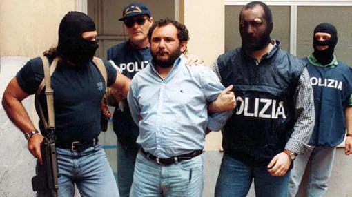 Giovanni Brusca, custodiado por la Policñia en 1996