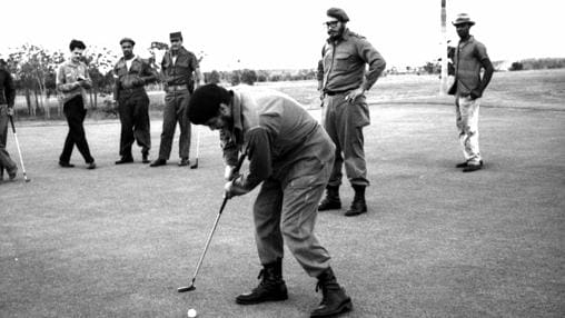Castro y el Che juegan al golf en 1960