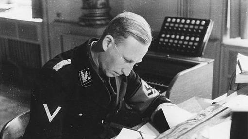 Heydrich firma las deportaciones de decenas de judíos