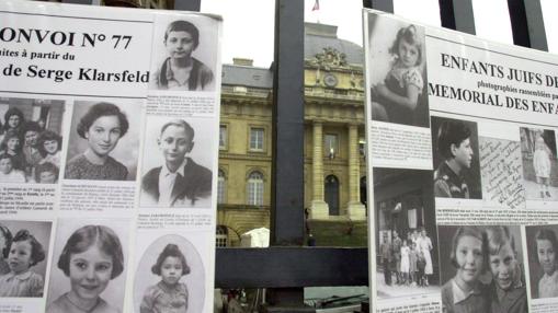Fotografías de niños deportados a Auschwitz, expuestas durante el juicio contra Alois Brunner en 2001