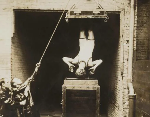Houdini, suspendido en el aire durante uno de sus trucos de escapismo