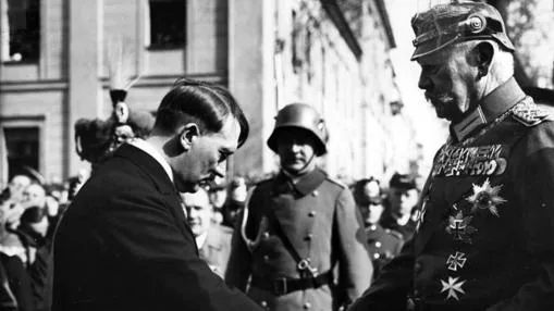 Hitler se «subordina» ante Paul von Hindenburg, al inaugurar el nuevo Parlamento, 21 de marzo de 1933