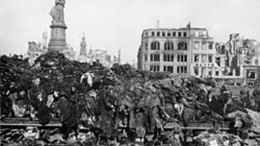 Pila de cadÃ¡veres tras los bombardeos de Dresde