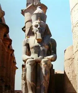 Ramsés en el templo de Tebas.