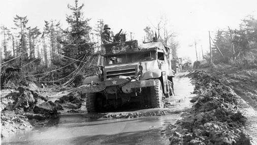 Un camión de la 1A División de Infantería, en febrero de 1945, saliendo del bosque
