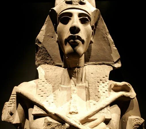 Estatua de Akhenaton en forma del dios Osiris