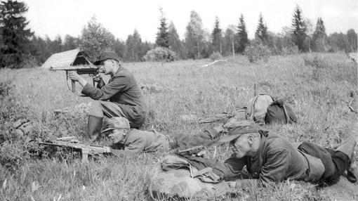 Hermanos del bosque, practicando para enfrentarse a los soviéticos