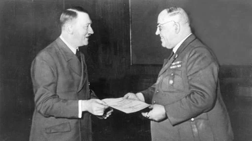 Hitler, junto a Morell