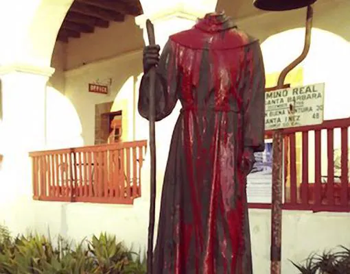 La estatua de fray Junípero Serra de la ciudad californiana de Santa Bárbara, decapitada y pintada de rojo