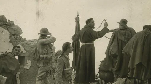 Melilla, noviembre de 1921. El Padre Revilla se dirige a los legionarios antes de una acción