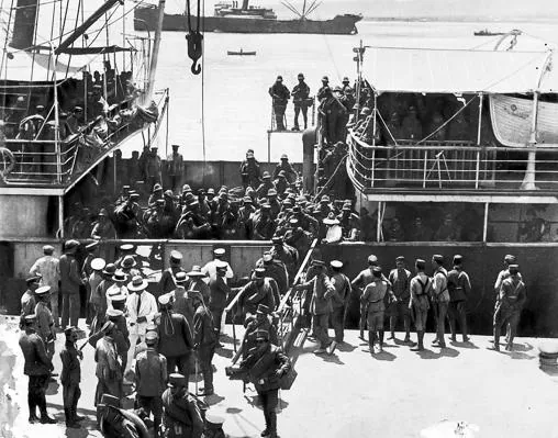 Llegada de refuerzos al puerto de Melilla en agosto de 1921