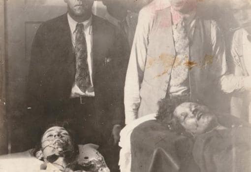 Los cadáveres de Bonnie y Clyde, tras el tiroteo. Esta es una de las imágenes que se pueden apreciar en la exposición