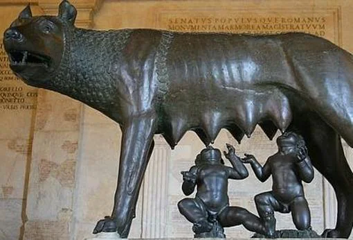 Estatua de la loba amamantando a Rómulo y Remo