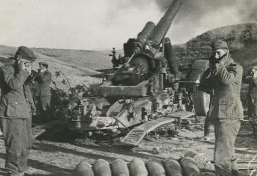 Un mortero pesado alemán haciendo fuego contra las posiciones soviéticas de Stalingrado.