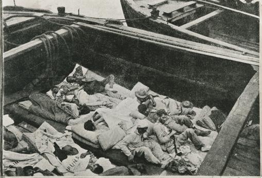 Un grupo de repatriados de la Guerra de Cuba, a punto de lloegar a La Coruña en 1897