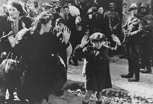 Un grupo de judíos en el gueto de Varsovia en 1943