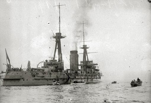 El acorazado «España» en la bahía de Pasajes de San Juan (Guipúzcoa), con destino a la guerra de África en 1922