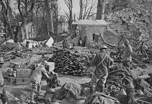Soldados franceses amontonando armas del enemigo en primavera de 1917