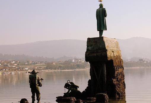 Estatua dedicada a Julio Verne en Redondela