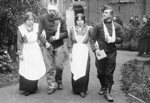 Enfermeras francesas cuidan de heridos belgas en Calais (Francia), noviembre de 1914