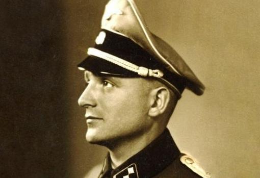 Klaus Barbie, ataviado con su uniforme