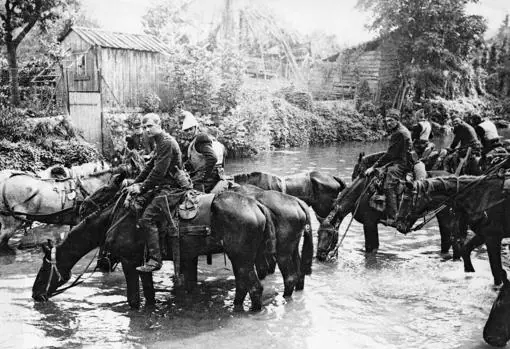 En el norte de Francia, fuerzas de caballería del ejército francés dando agua al ganado