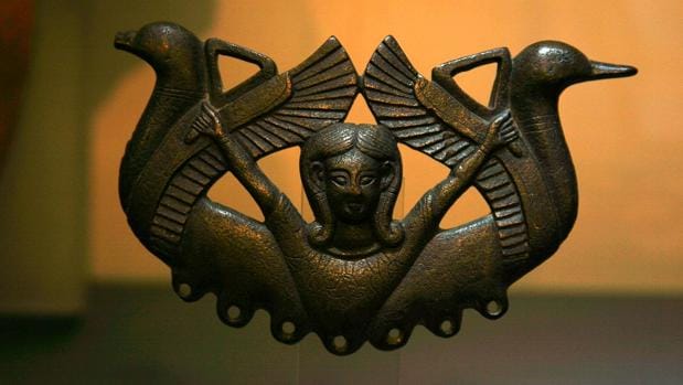 Bronce tartésico conocido como «Bronce Carriazo», que representa a la diosa fenicia Astarté como diosa de las marismas y los esteros