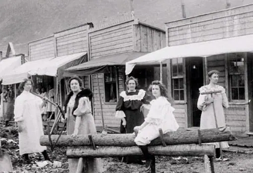 Las prostitutas de Dawson City posan para una fotografía