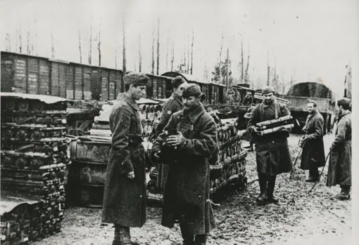 Los voluntarios españoles de la División Azul descargando municiones en un lugar del frente ruso