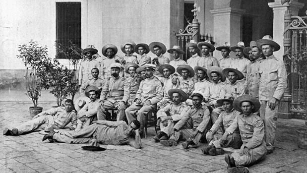 Los supervivientes del destacamento de Baler fotografiados el 2 de septiembre de 1899