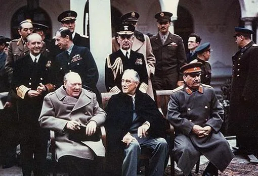 Winston Churchill, Franklin D. Roosevelt y Iósif Stalin en Yalta, febrero de 1945