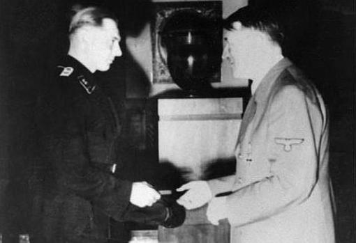 Hitler entrega una medalla a Wittmann