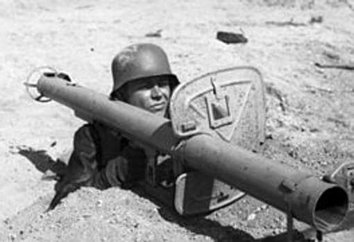 Un soldado apunta un Panzerschreck