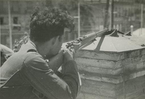 Un milliciano republicano durante el combate con las tropas nacionales del Cuartel de la Montaña