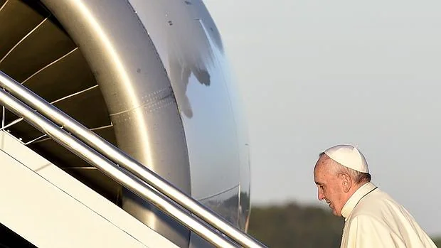 El Papa Francisco, en el momento de embarcar en el avión de Alitalia en el aeropuerto de Fiumicino