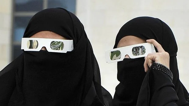 Dos mujeres saudÃ­es observan un eclipse solar parcial en el Mar Rojo