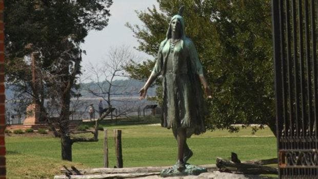 Estatua de Pocahontas en Jamestown, en el Parque Histórico Nacional Colonial de Virginia