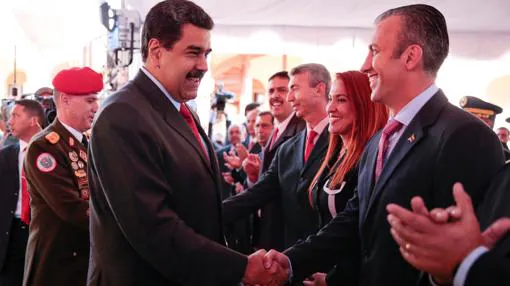 El presidente venezolano, Nicolás Maduro, saluda a Tareck El Aissami