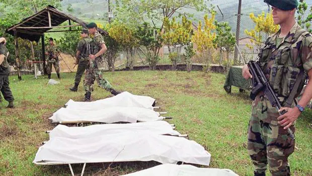 Foto archivo de un soldado frente a los cuerpos de vÃ­ctimas de la guerrilla en Colombia