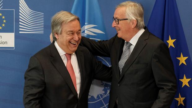 Juncker, a la derecha, da la bienvenida en Bruselas a Guterres