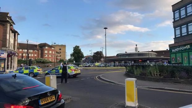 Agentes de la PolicÃ­a Metroplitana de Londres acuden a la estaciÃ³n de metro de South Gate, donde se ha registrado una explosiÃ³n este martes
