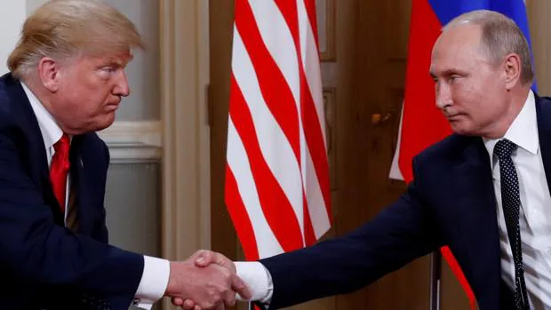 El presidente de Estados Unidos, Donald Trump, estrecha la mano de su homÃ³logo ruso, VladÃ­mir Putin