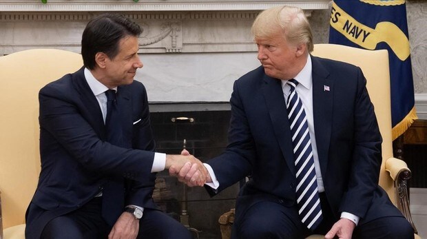 El primer ministro italiano, Paolo Conte, estrecha la mano de Trump durante su visita a la Casa Blanca