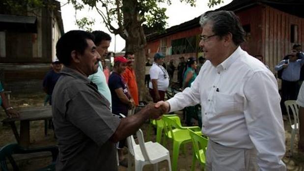 El ministro Trujillo saluda a un inmigrante en la frontera con Venezuela, donde se realizÃ³ la entrevista